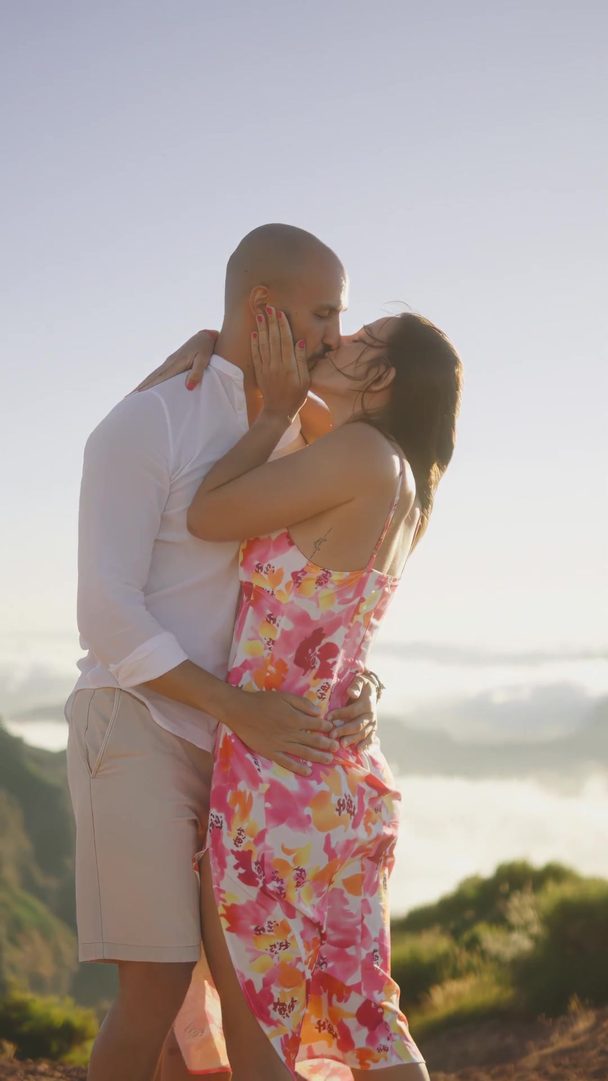 Casal ao pôr do sol na montanha, Madeira
